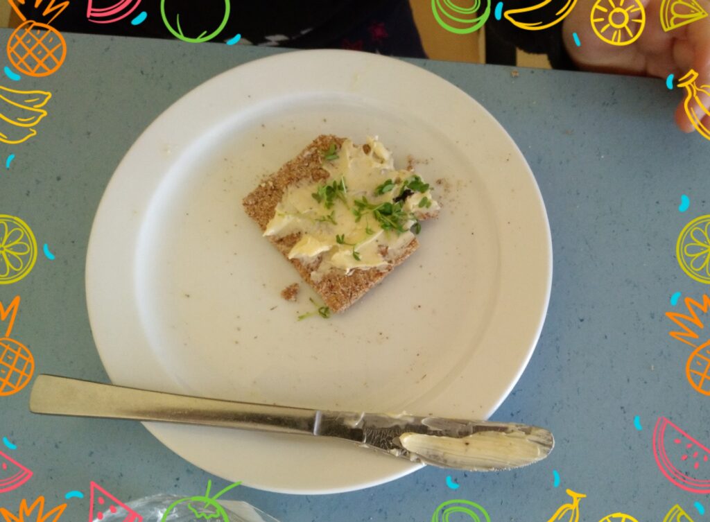 Eine Scheibe Brot mit Butter und Kräutern auf einem Teller