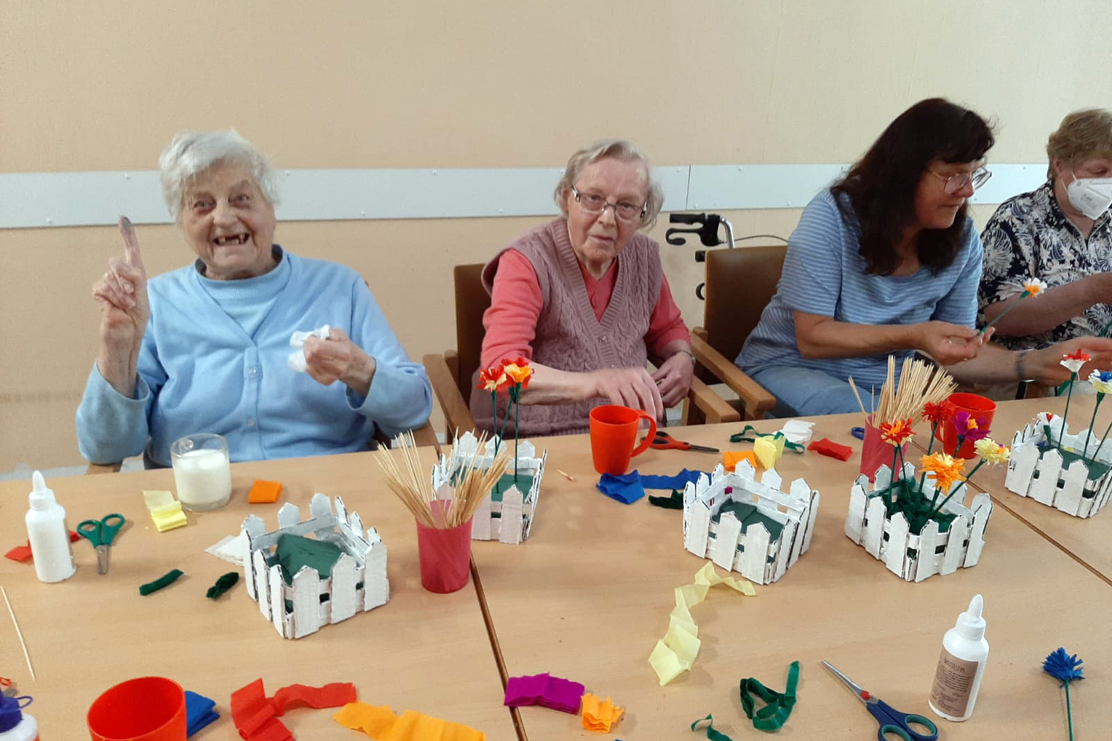 Gruppe von Menschen bei einem Bastelworkshop