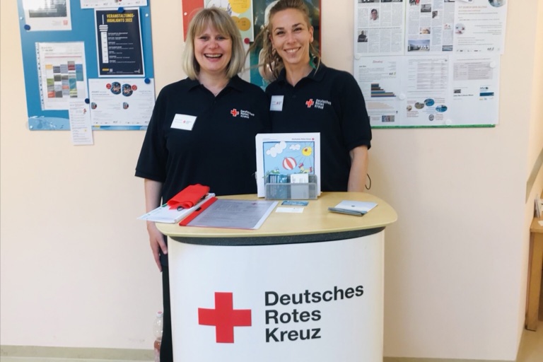 Zwei Frauen am Informationsstand des Deutschen Roten Kreuzes.