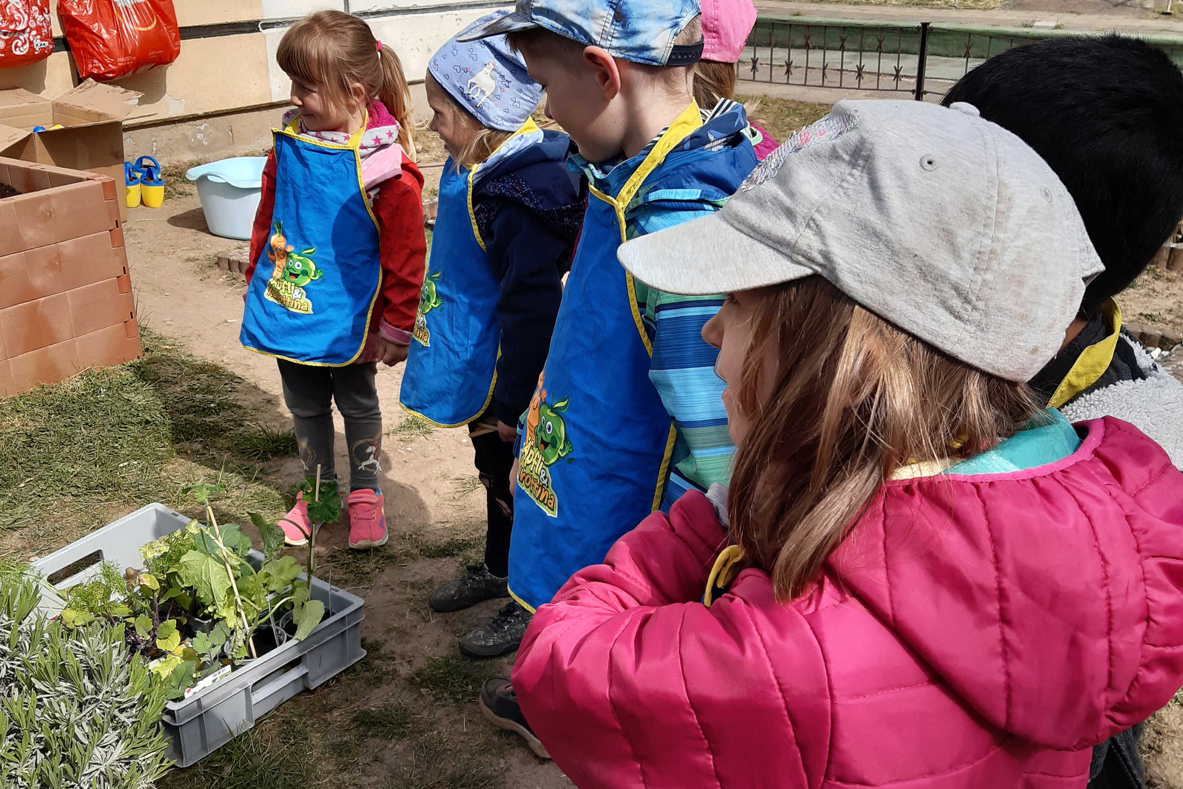 Kinder, die draußen in einem Gartenbereich stehen