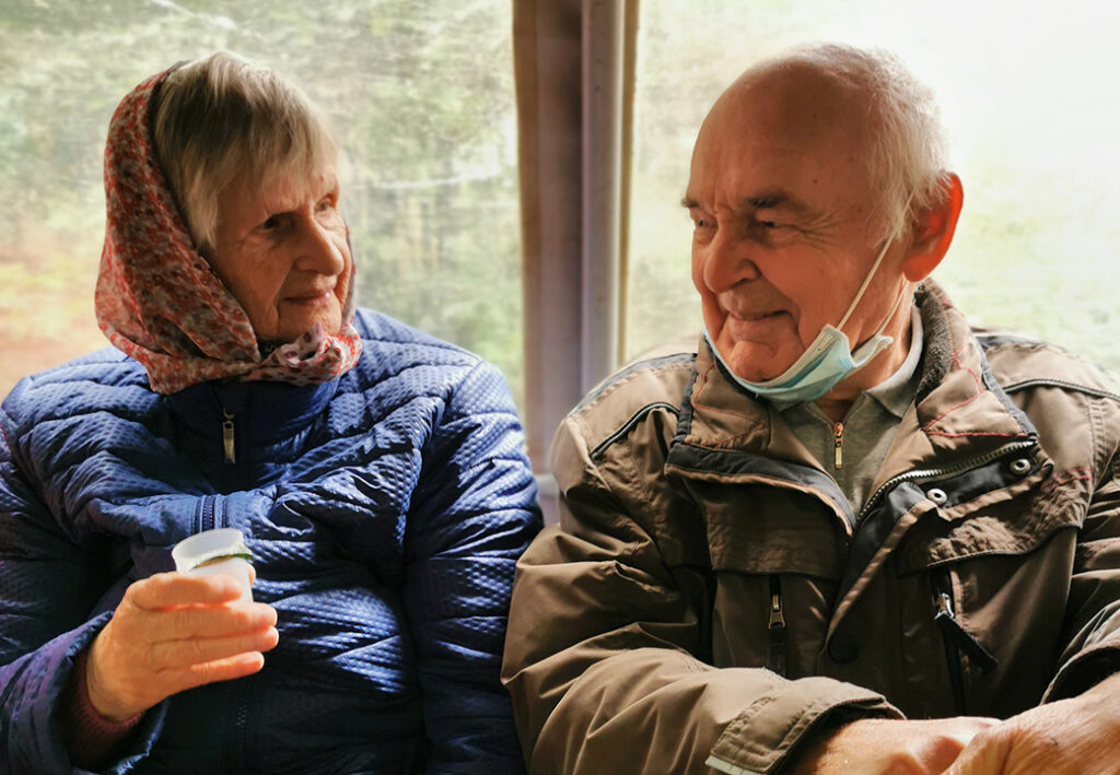 Ein älteres Paar sitzt lächelnd zusammen