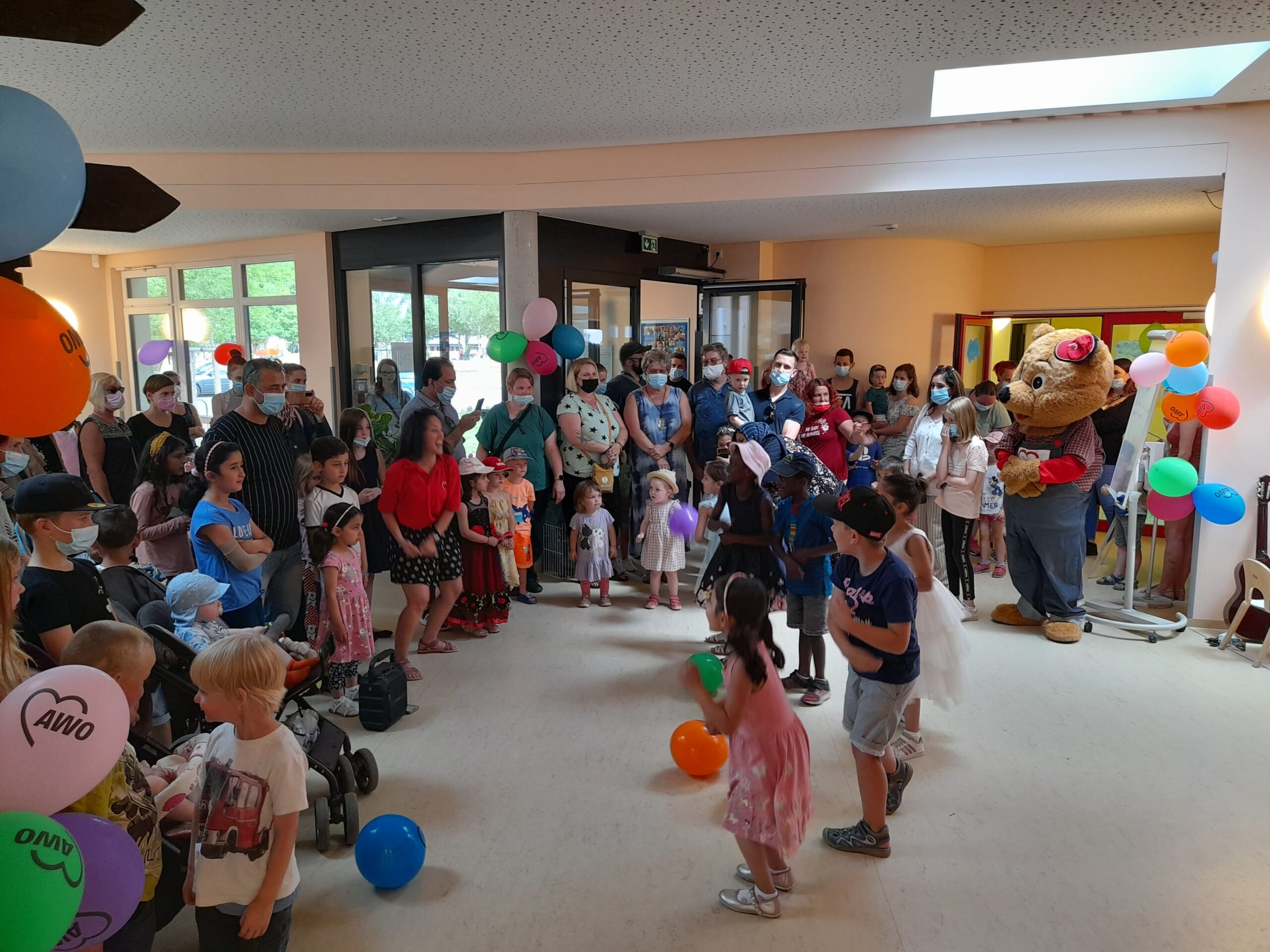 Eine Gruppe von Menschen feiert zusammen in einem hellen Raum.