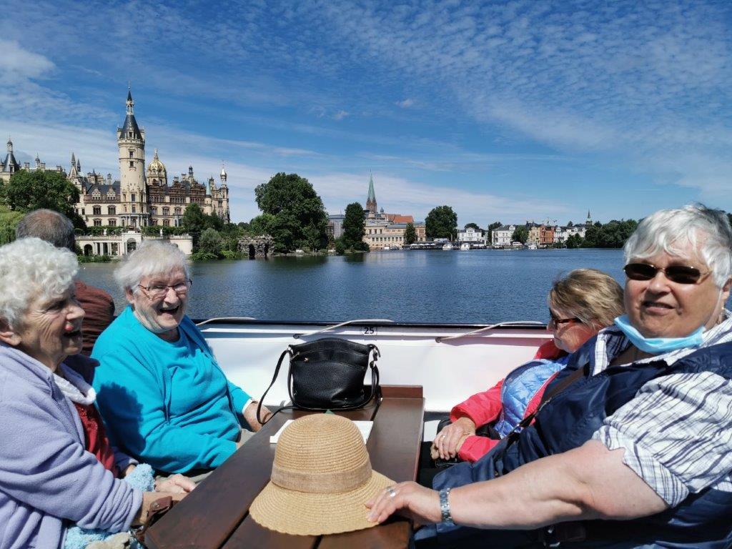 Tagespflege genießt den Sommer