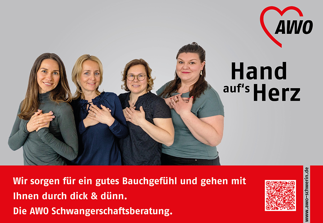 Vier Frauen stehen nebeneinander mit einer Hand auf der Brust.