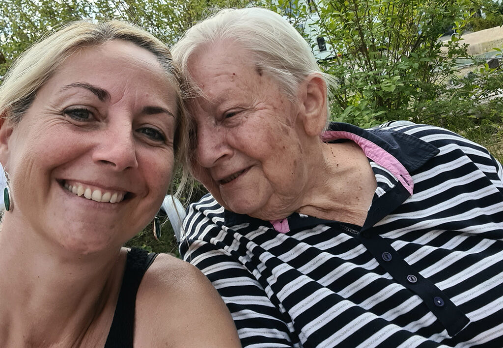 Selfie von zwei l&auml;chelnden Frauen im Freien