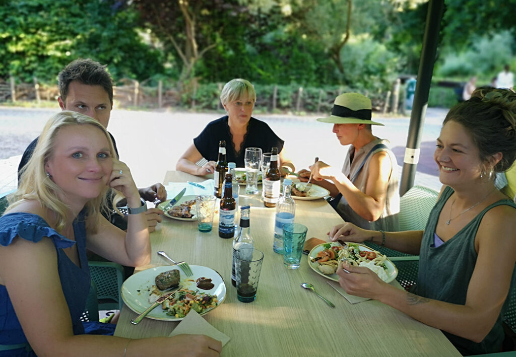 Gruppe von Menschen beim Abendessen im Freien.