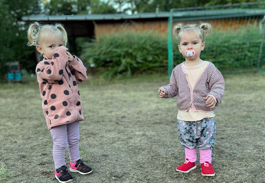 Zwei Kleinkinder im Freien