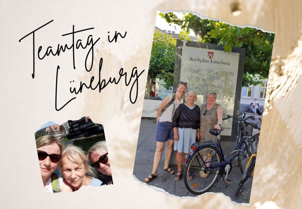 Personengruppe posiert vor einem Stadtplan in Lüneburg.