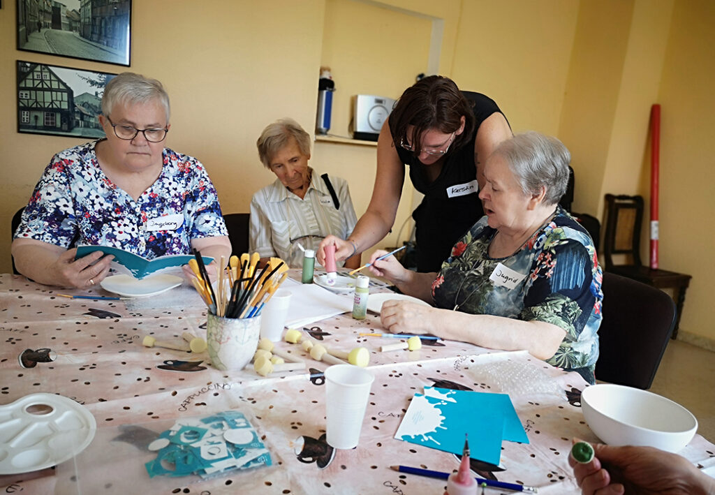 Personen bei einer kreativen Bastelaktivit&auml;t