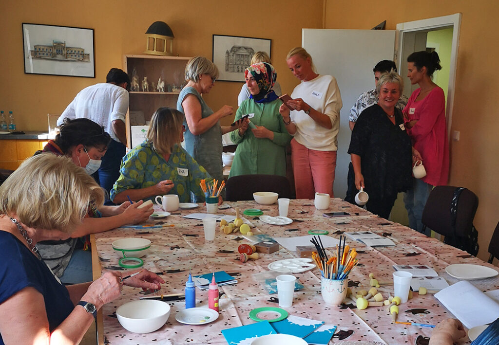 Menschen w&auml;hrend eines Workshops am Tisch