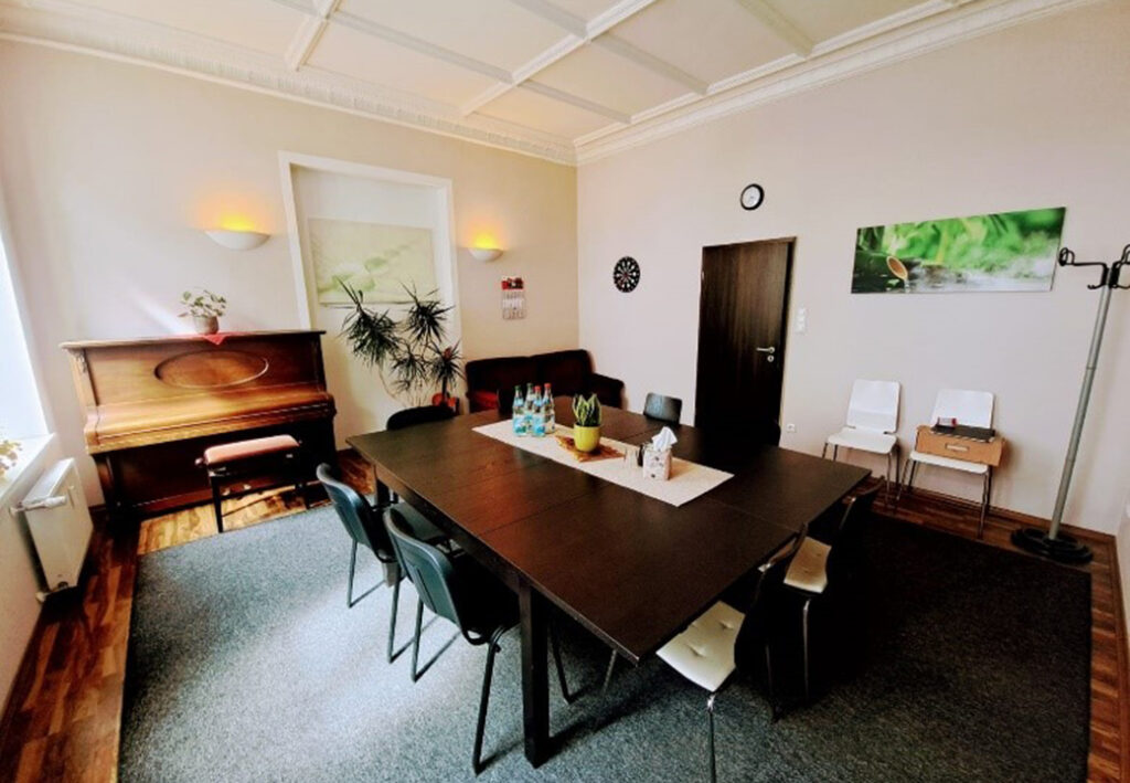 Konferenzraum mit Tisch und St&uuml;hlen