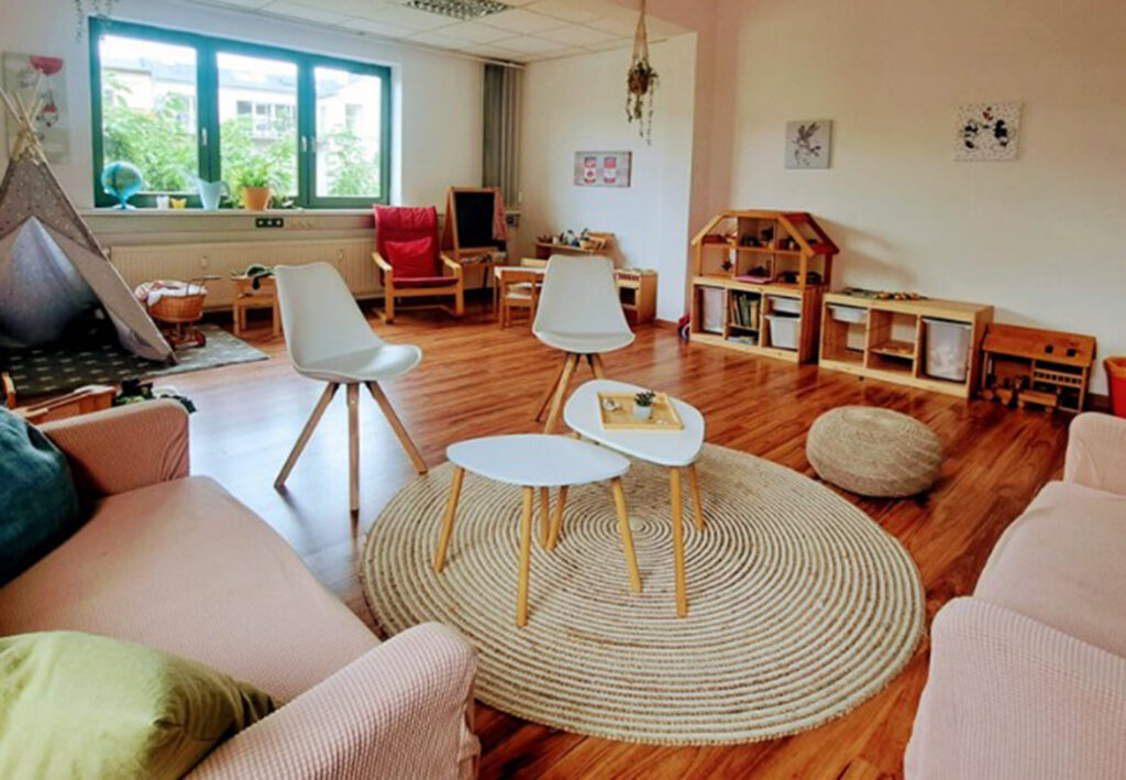 Kinderzimmer mit Spielzeug und M&ouml;beln