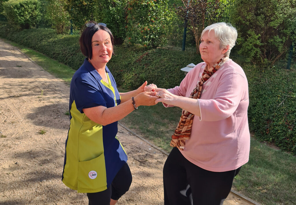 Zwei Frauen halten sich an den H&auml;nden