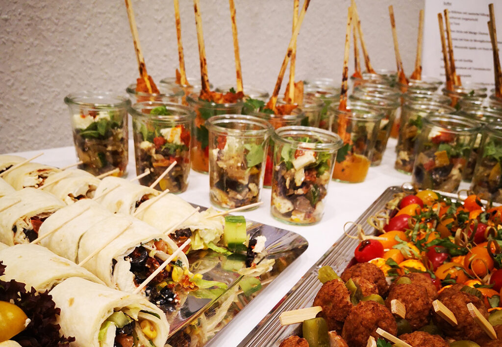 Buffet mit verschiedenen Speisen auf einem Tisch angerichtet.