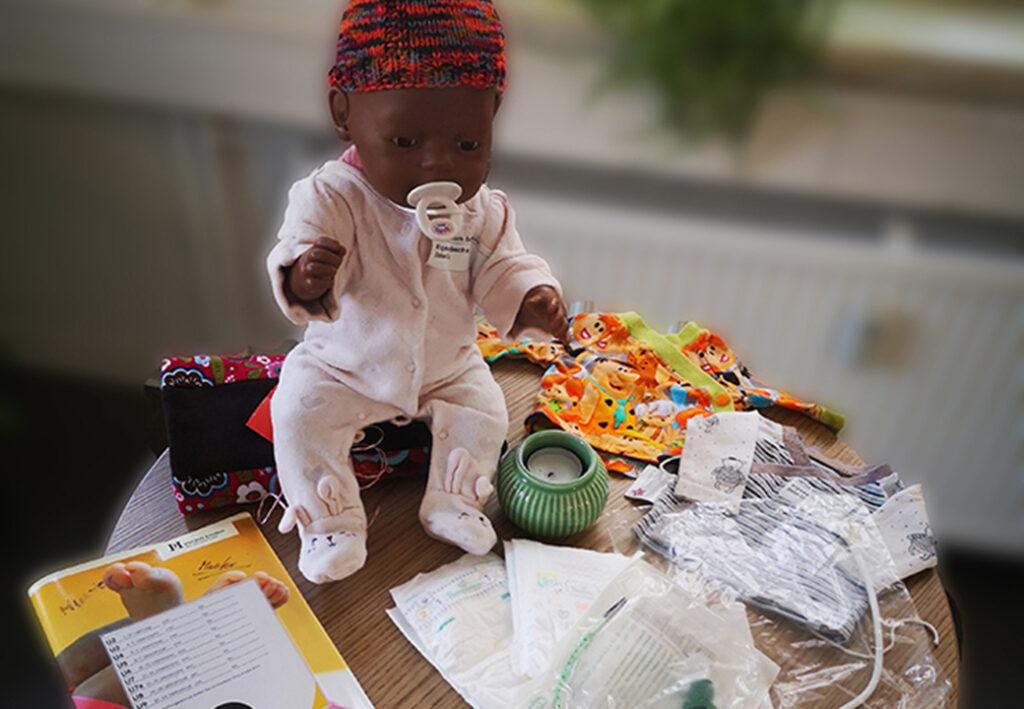 Babyspielzeug und Utensilien auf einem Tisch