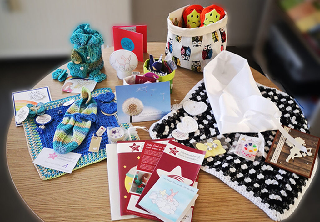 Tisch mit handgefertigtem Zubeh&ouml;r und Karten