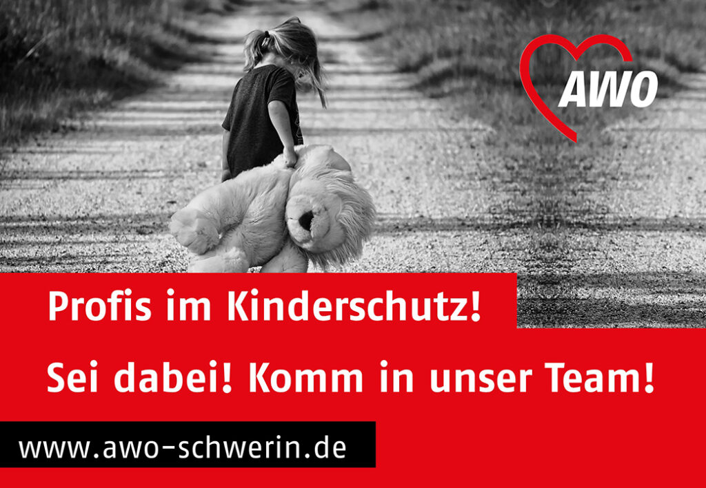 Ein Kind geht einen Schotterweg entlang und trägt einen großen Plüschteddybär. Daneben befindet sich das AWO-Logo.