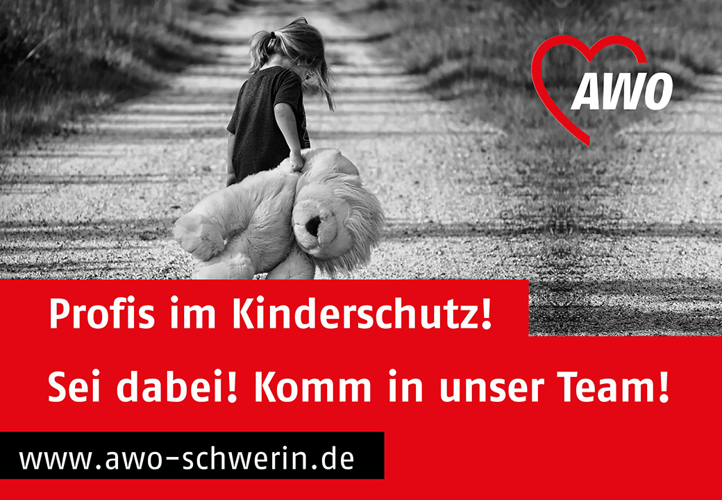 Ein Kind geht einen Schotterweg entlang und trägt einen großen Plüschteddybär. Daneben befindet sich das AWO-Logo.