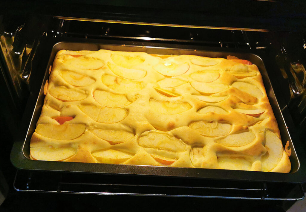 Apfelkuchen im Backofen