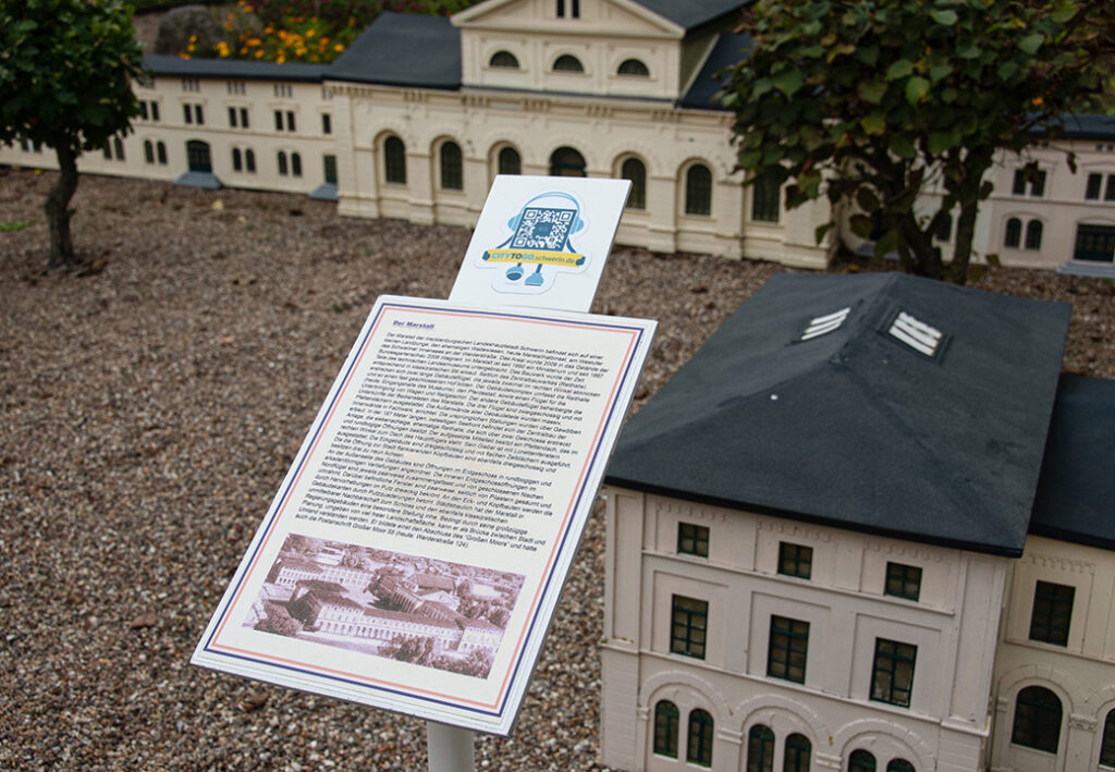 Modell einer historischen Geb&auml;udestruktur mit Informationstafel