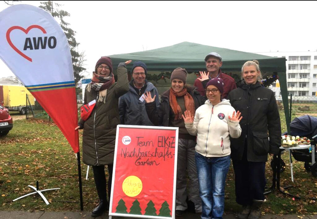 Gruppe von Menschen bei einer AWO-Veranstaltung im Freien