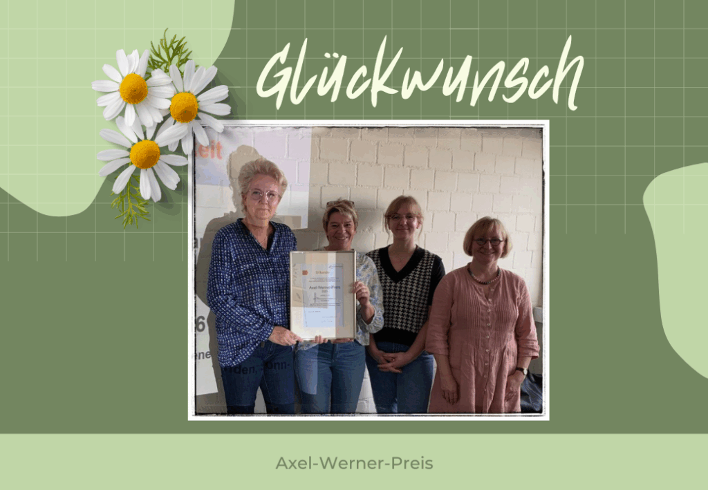 Vier Frauen stehen zusammen, eine hält eine gerahmte Urkunde. Eine Glückwunschkarte mit einem Blumenmotiv ist darum gestaltet.