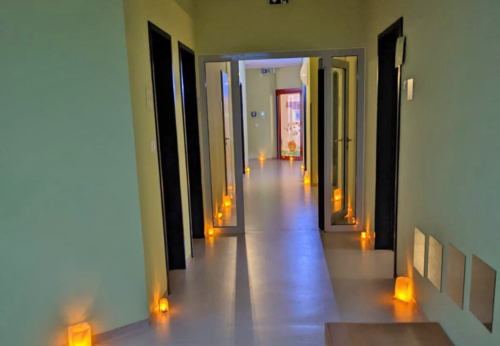 Ein langer Flur mit Kerzen an den R&auml;ndern