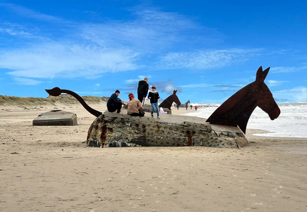 Strand mit Skulpturen in Form von Eselköpfen