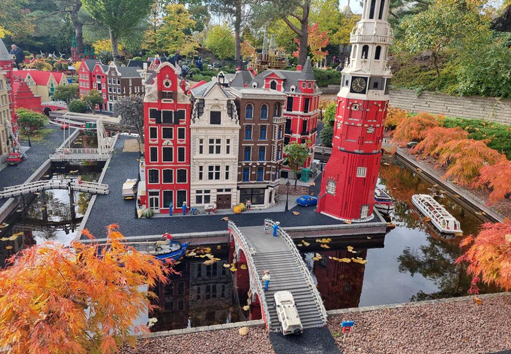 Modellstadt aus Legosteinen mit Geb&auml;uden und Kan&auml;len