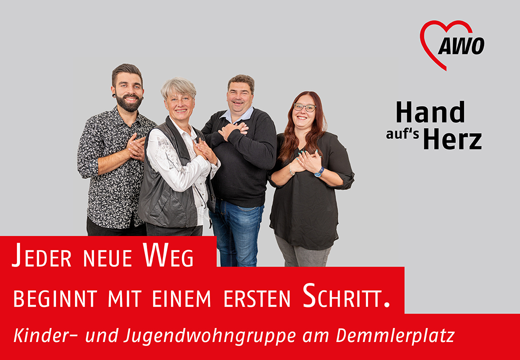Gruppe von vier Personen lächelt, Hände auf ihre Herzen gelegt.