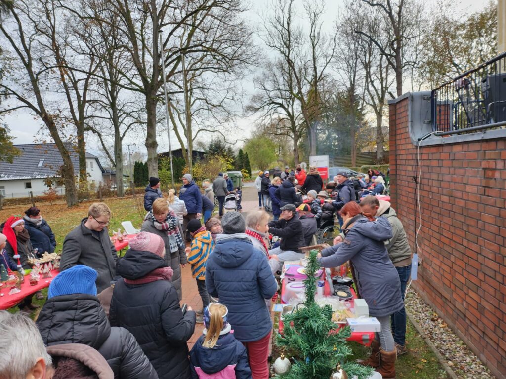 Eine Gruppe von Menschen auf einem Weihnachtsmarkt im Freien