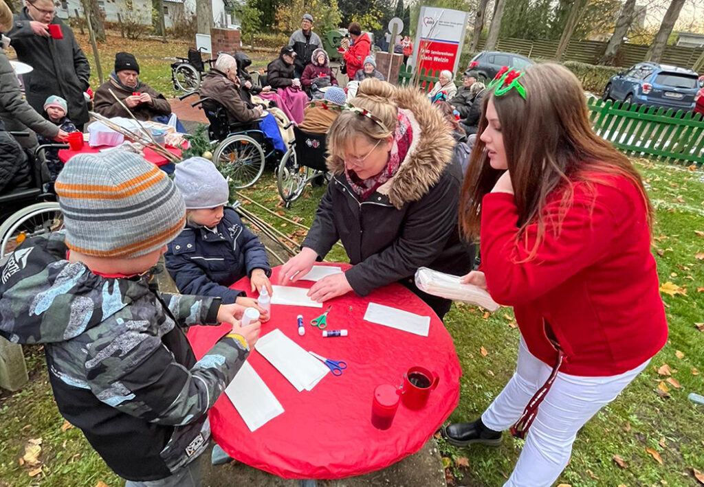 Menschen basteln an einem Tisch im Freien