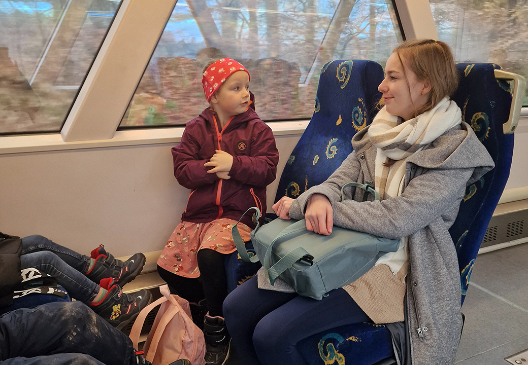 Kind und Frau in einem Zugabteil