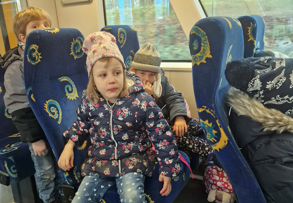 Kinder im Zug sitzend