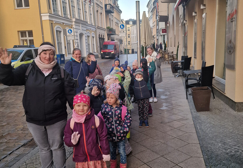 Eine Gruppe von Kindern und Erwachsenen auf einem Stadtspaziergang