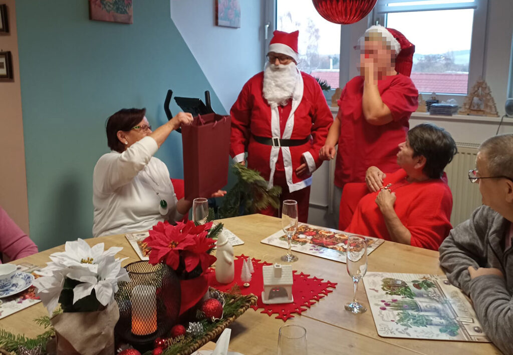 Menschen bei einer Weihnachtsfeier am Tisch