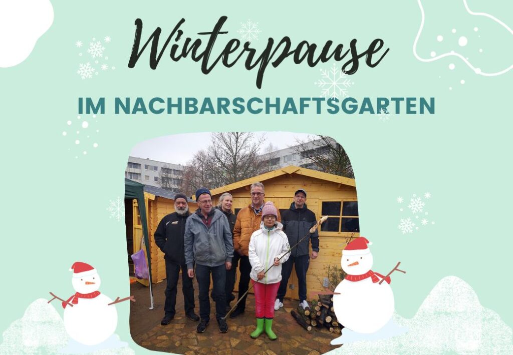 Foto einer Gruppe von Menschen vor einem Holzhaus im Wintergarten.