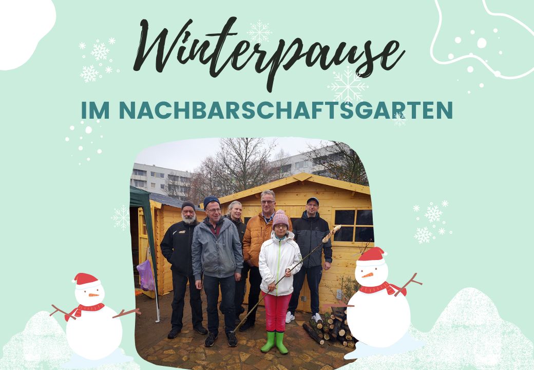 Foto einer Gruppe von Menschen vor einem Holzhaus im Wintergarten.