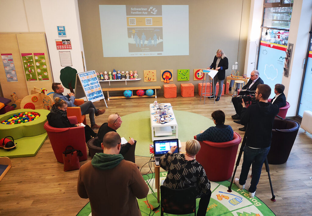 Ein Raum mit einer Pr&auml;sentation und mehreren Personen.