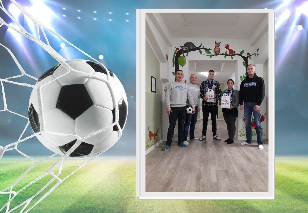 Gruppe von fünf Personen in einem Flur mit Fußballmotiv im Hintergrund