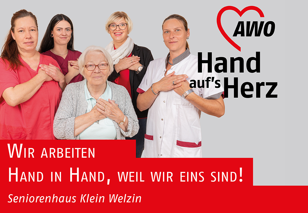 Mitarbeiter des Seniorenhaus Klein Welzin legen die Hand auf die Brust