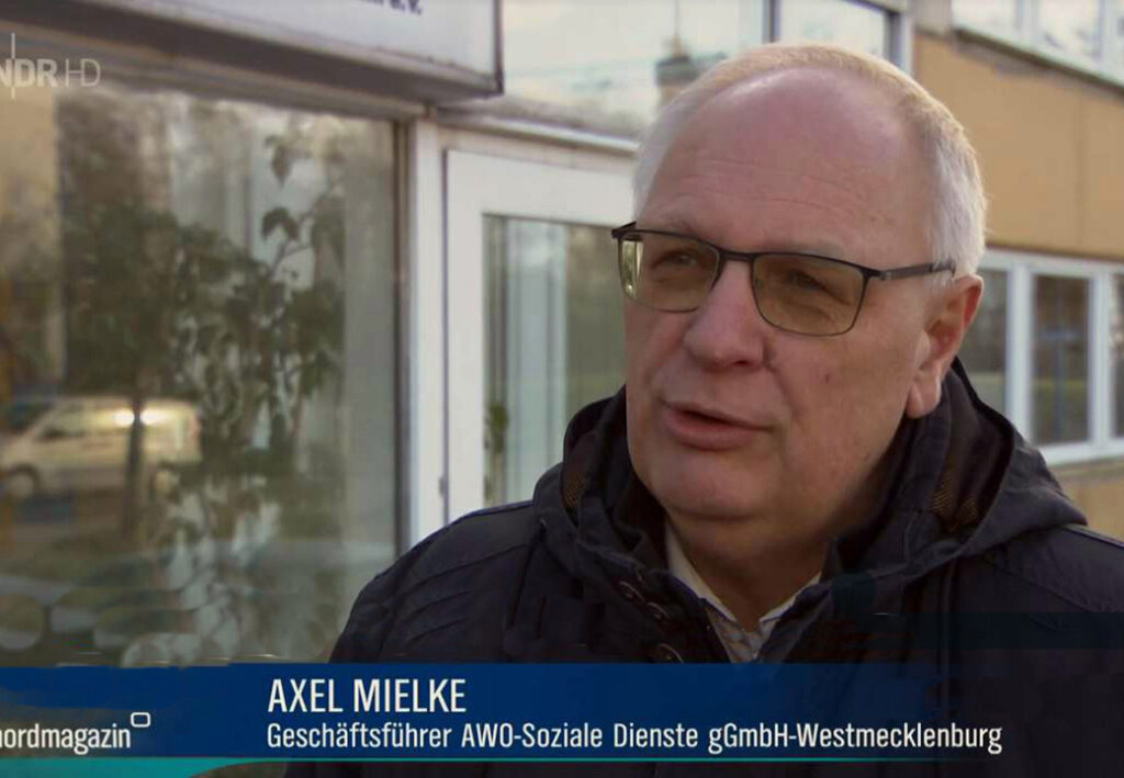 Person im Interview vor einem Gebäude.