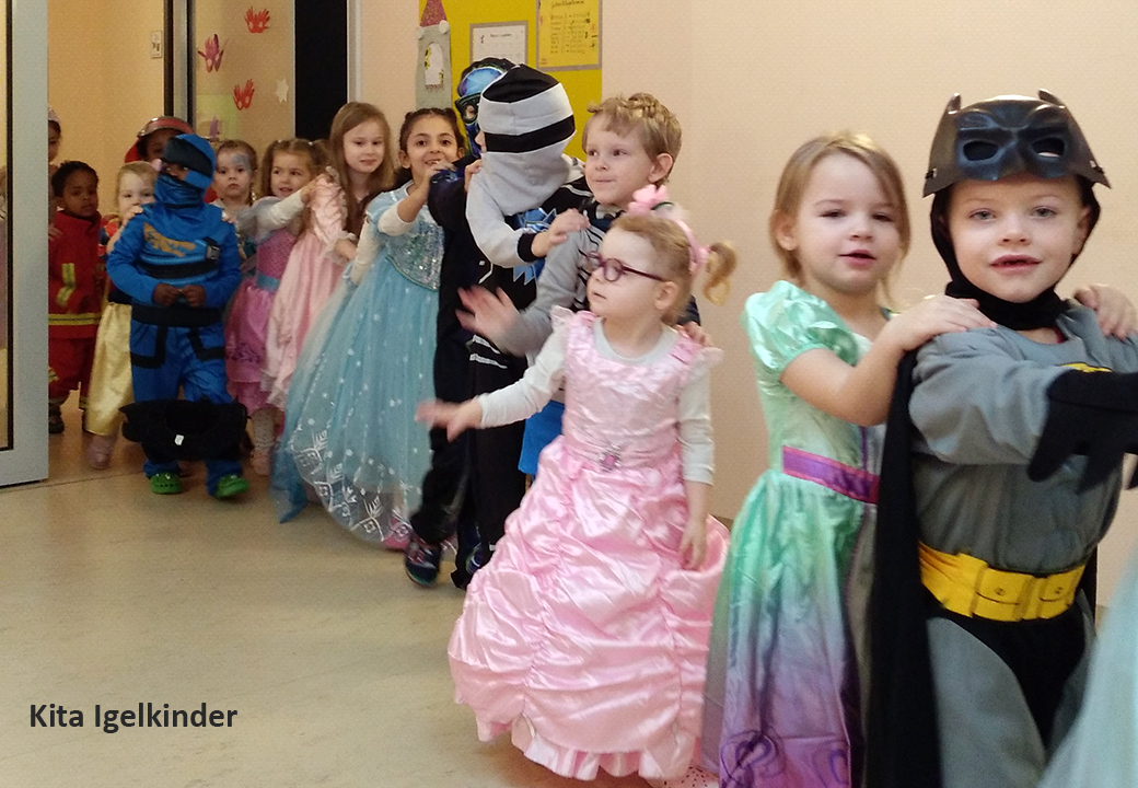 Eine Gruppe von Kindern in Kostümen in einem Flur.