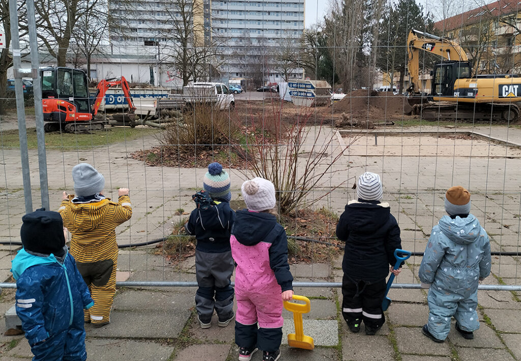 Kindergruppe beobachtet Bauarbeiten