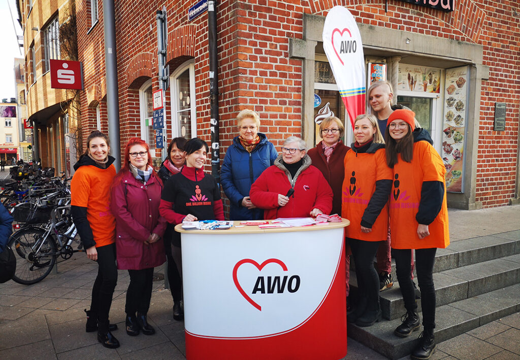 Gruppe von AWO-Mitarbeitern vor einem Infostand in der Stadt