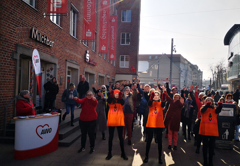 Menschenmenge nimmt an einer Veranstaltung teil