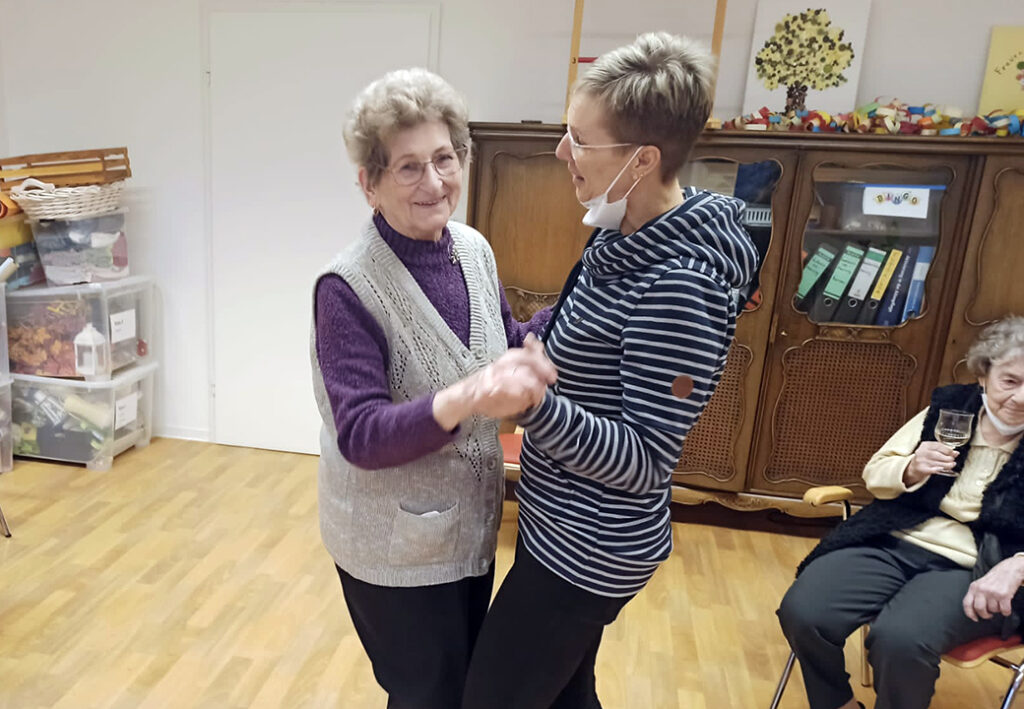 Zwei Frauen tanzen in einem Raum