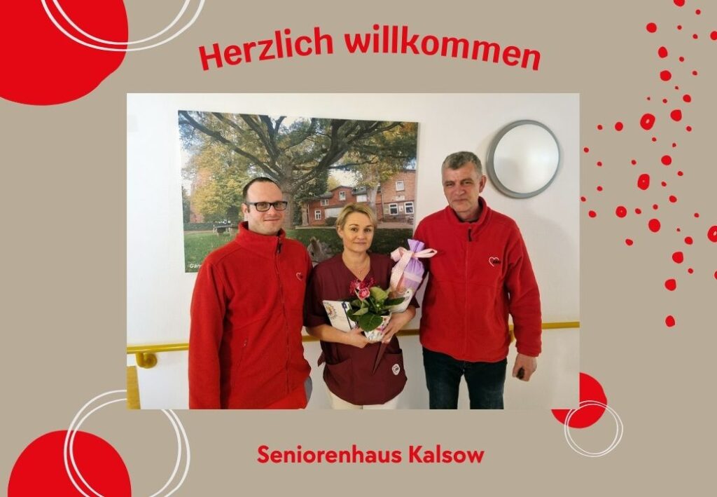 Drei Personen vor einem Foto in einem Innenraum