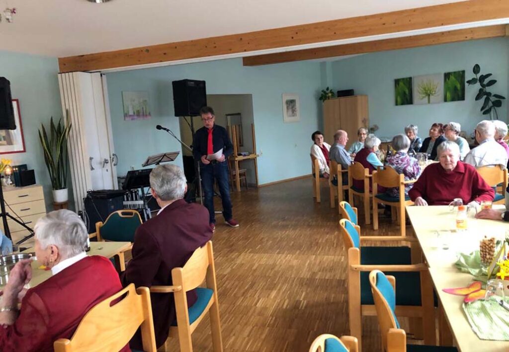 Menschen in einem Gemeinschaftsraum bei einer Veranstaltung