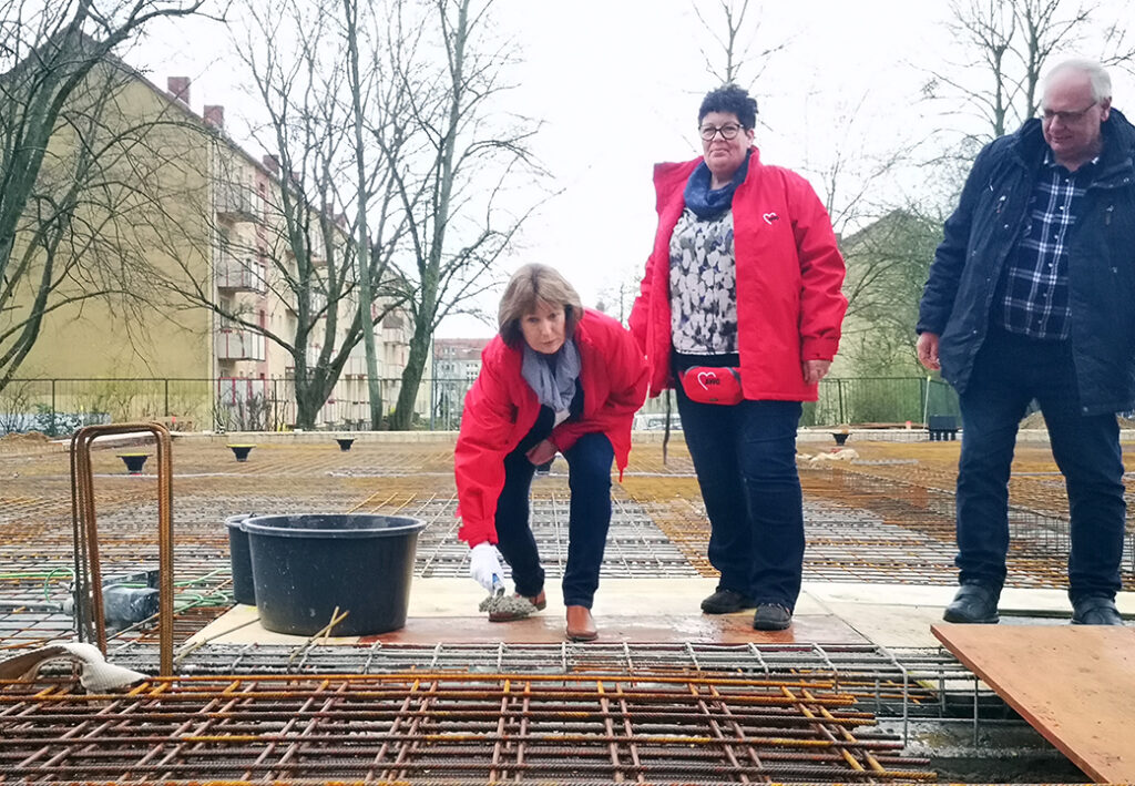 Drei Personen in Bauumgebung